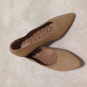 Vivaia pointed toe flats size 43
